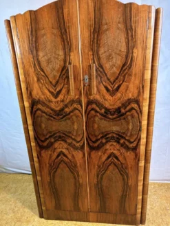 Armoire Art Déco vintage des années 1930 en noyer figuré avec intérieur agencé.
