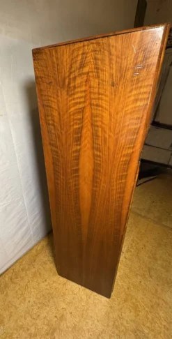 Armoire Art Déco vintage des années 1930 en noyer figuré avec intérieur agencé.