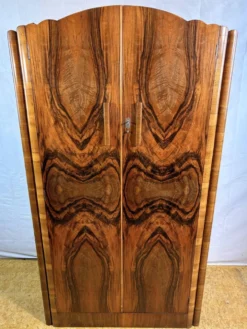 Armoire Art Déco vintage des années 1930 en noyer figuré avec intérieur agencé.