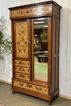 Armoire art nouveau début XXème en pitch et pin et loupe d'érable moucheté