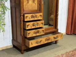 Armoire art nouveau début XXème en pitch et pin et loupe d'érable moucheté