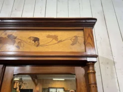 Armoire art nouveau début XXème en pitch et pin et loupe d'érable moucheté