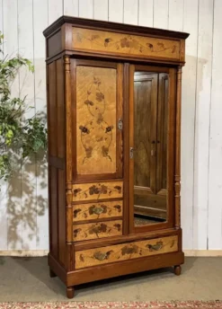 Armoire art nouveau début XXème en pitch et pin et loupe d'érable moucheté