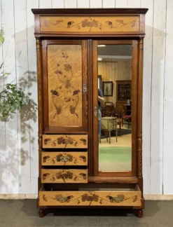 Armoire art nouveau début XXème en pitch et pin et loupe d'érable moucheté