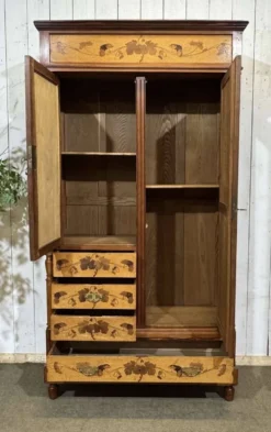 Armoire art nouveau début XXème en pitch et pin et loupe d'érable moucheté