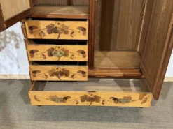 Armoire art nouveau début XXème en pitch et pin et loupe d'érable moucheté
