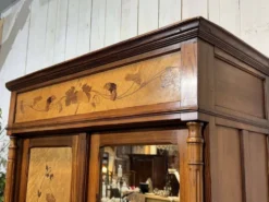 Armoire art nouveau début XXème en pitch et pin et loupe d'érable moucheté
