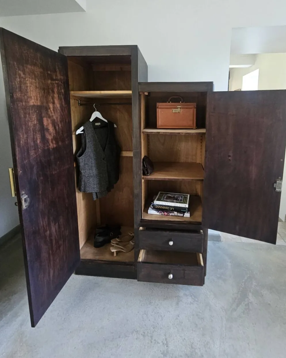 Armoire asymetrique parisienne penderie vintage Art déco bois foncé