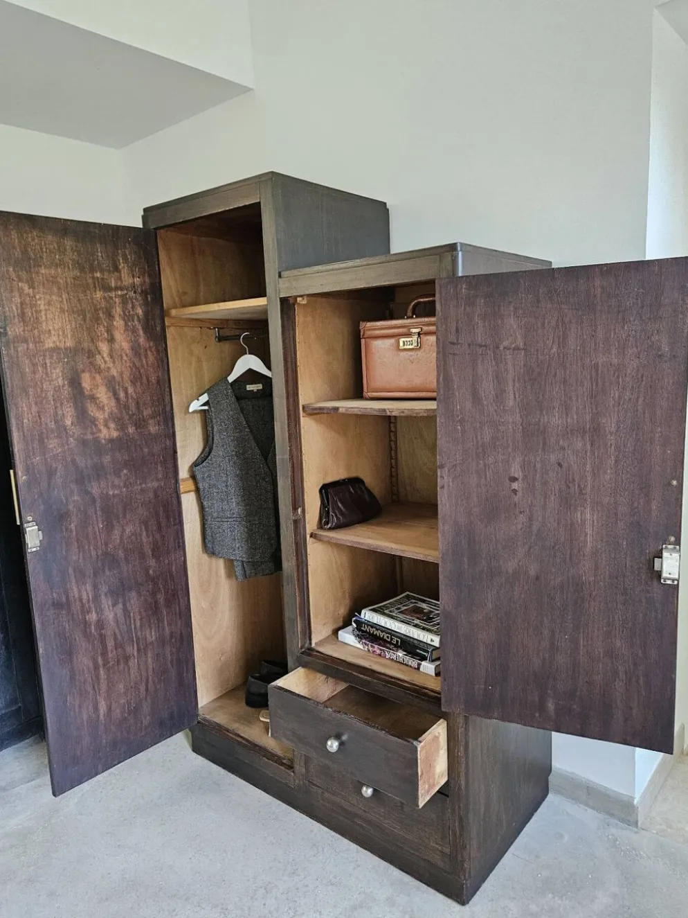 Armoire asymetrique parisienne penderie vintage Art déco bois foncé