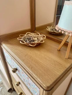 Armoire asymétrique fleurie, chêne naturel & rose poudré