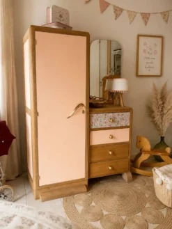 Armoire asymétrique fleurie, chêne naturel & rose poudré