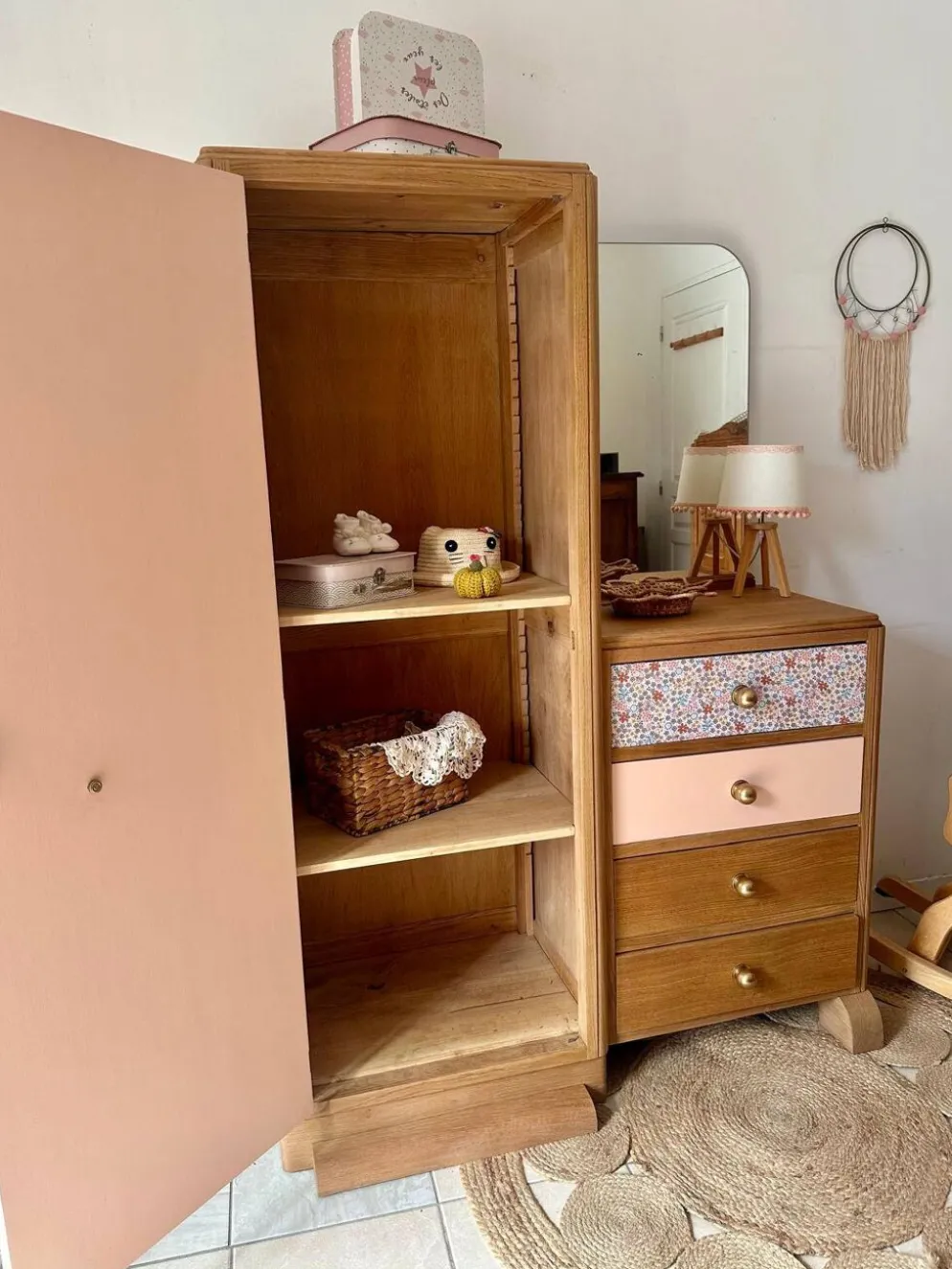 Armoire asymétrique fleurie, chêne naturel & rose poudré