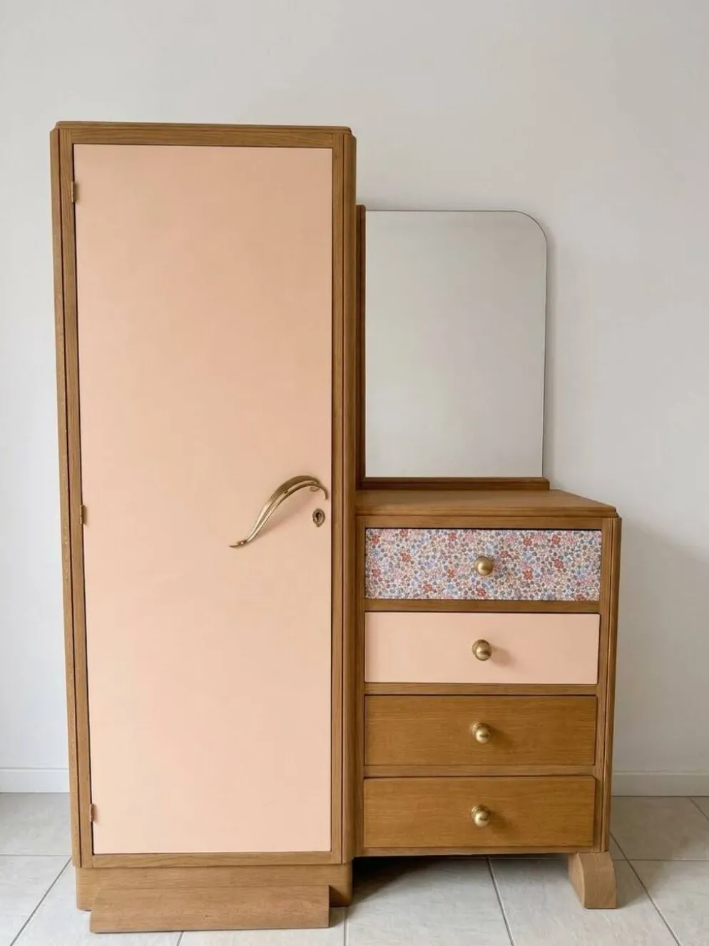 Armoire asymétrique fleurie, chêne naturel & rose poudré