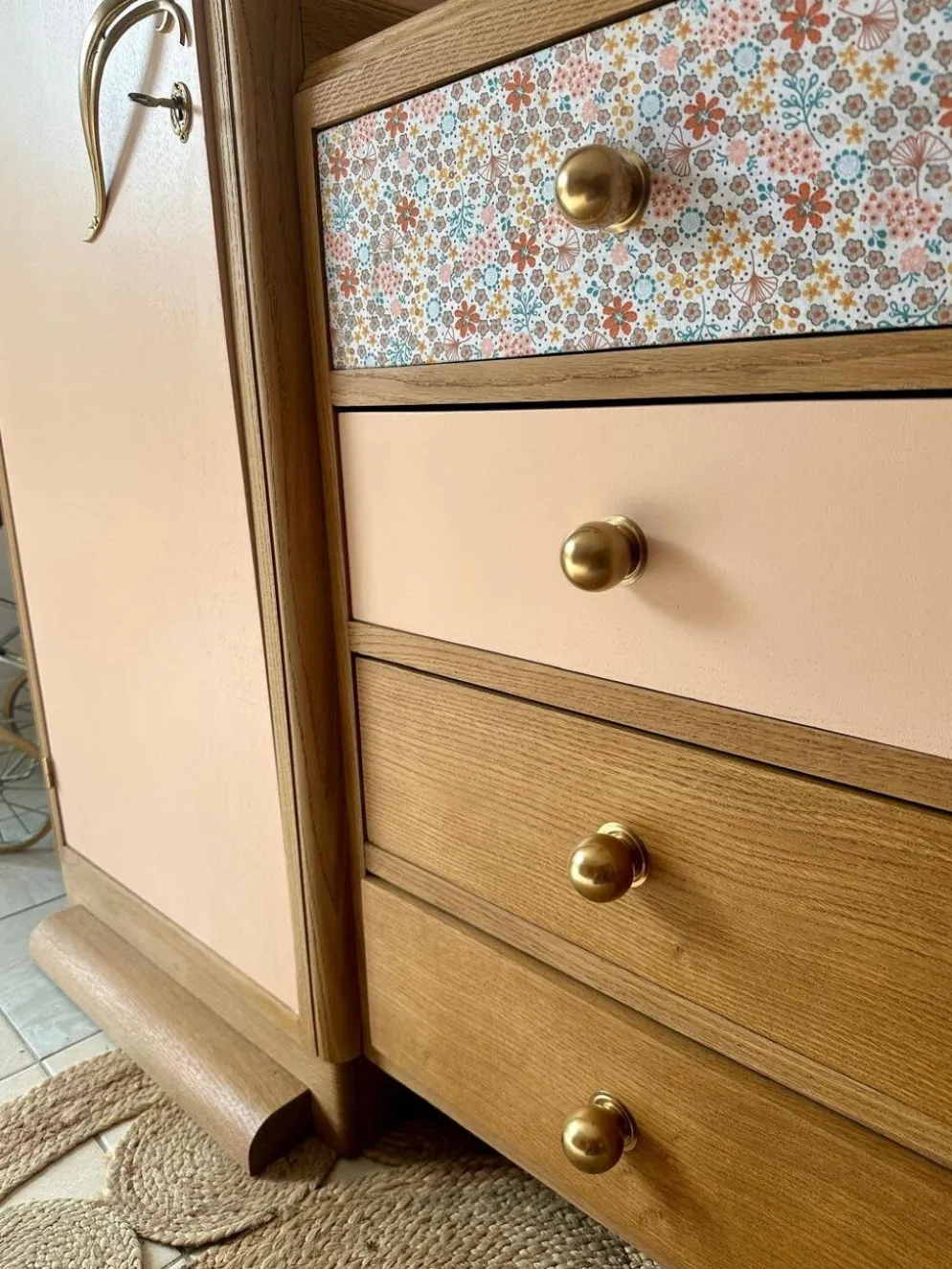 Armoire asymétrique fleurie, chêne naturel & rose poudré
