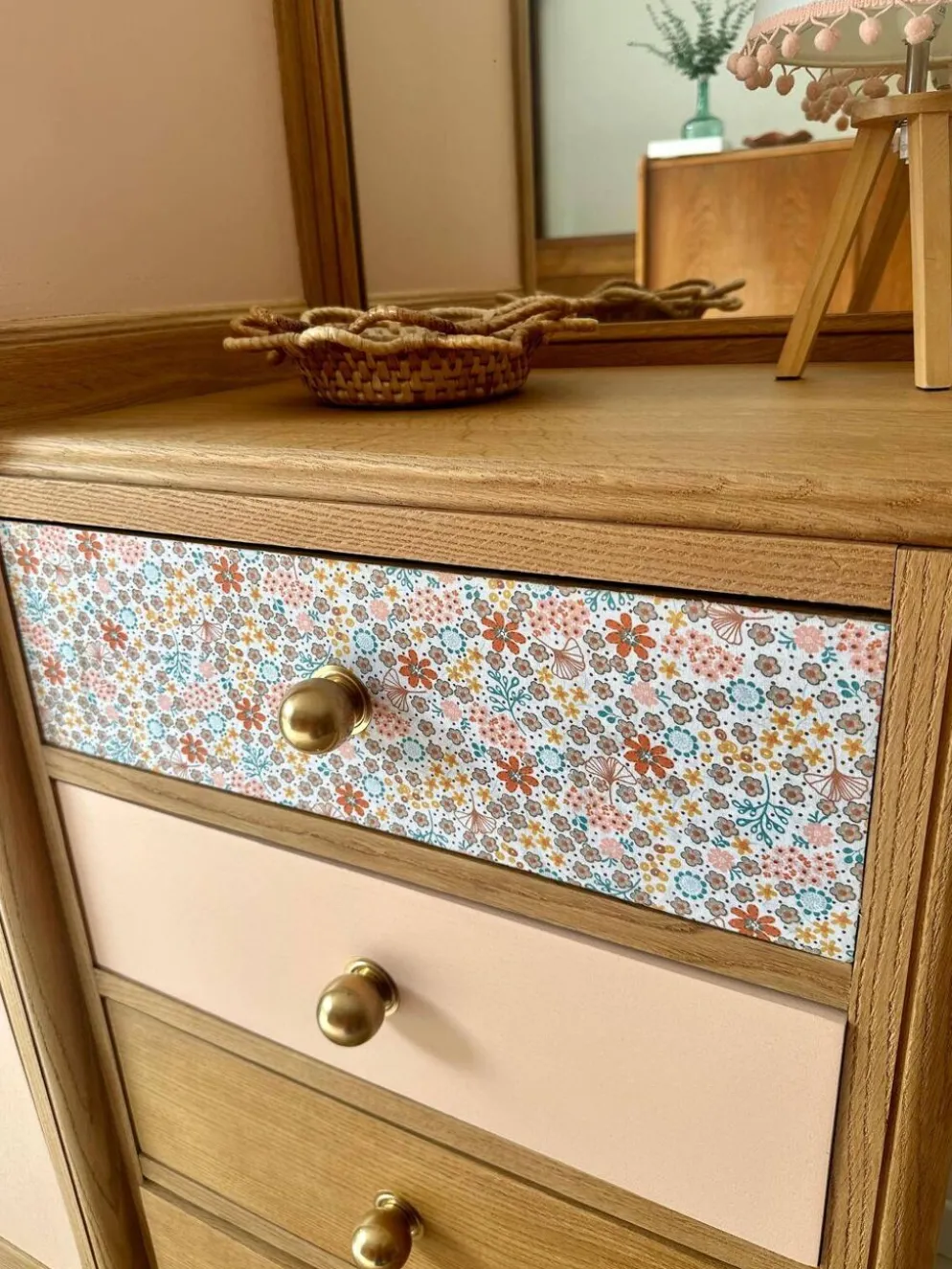 Armoire asymétrique fleurie, chêne naturel & rose poudré