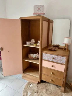 Armoire asymétrique fleurie, chêne naturel & rose poudré