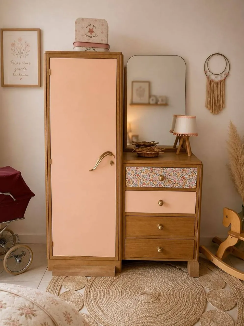 Armoire asymétrique fleurie, chêne naturel & rose poudré