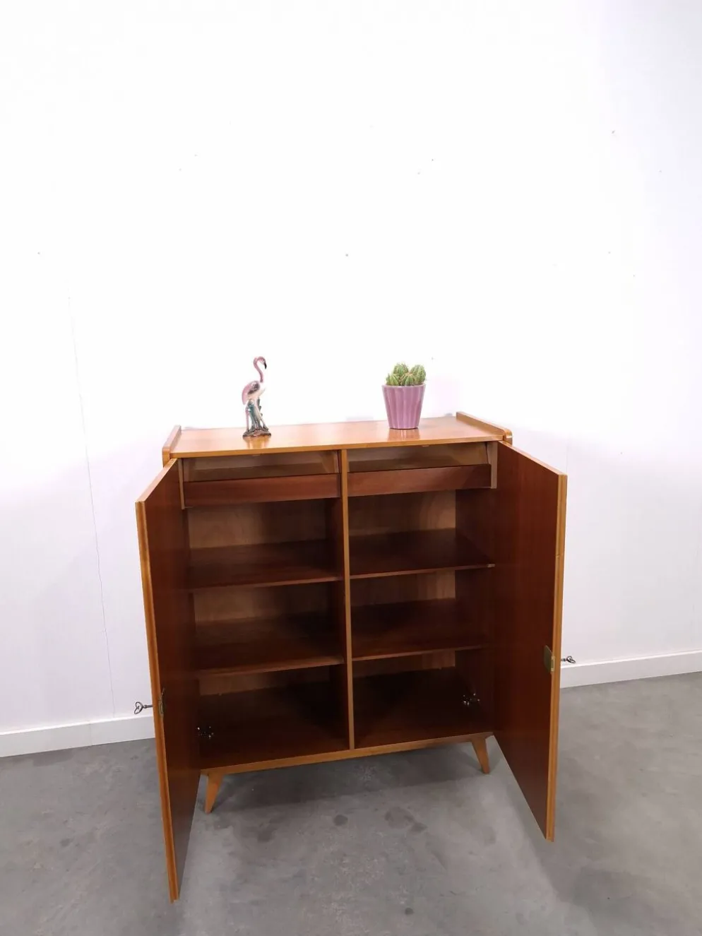 Armoire avec étagères et tiroirs, meuble de rangement