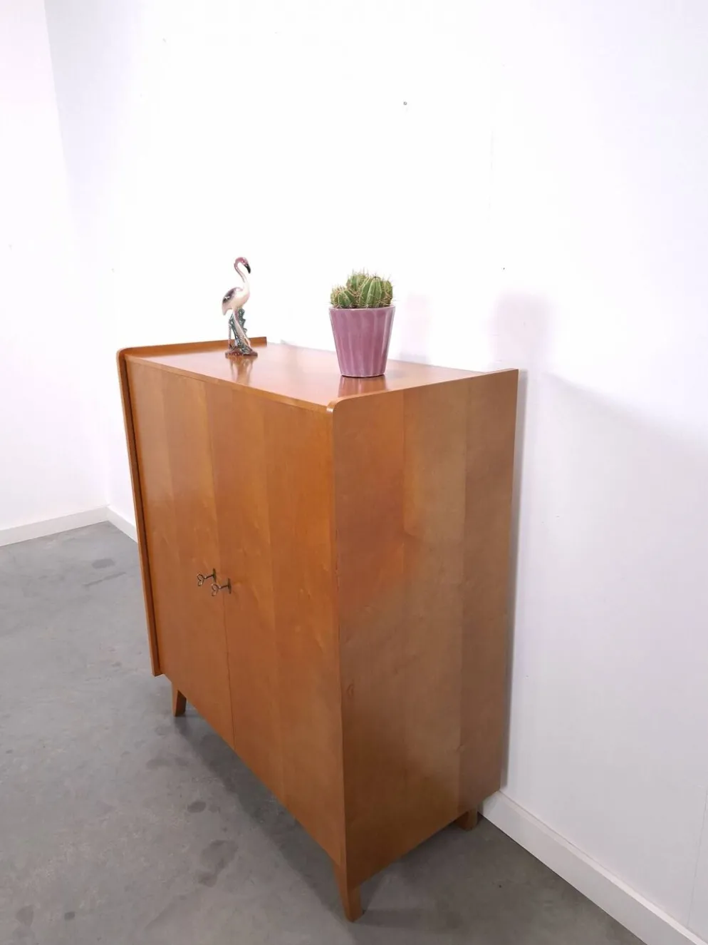 Armoire avec étagères et tiroirs, meuble de rangement