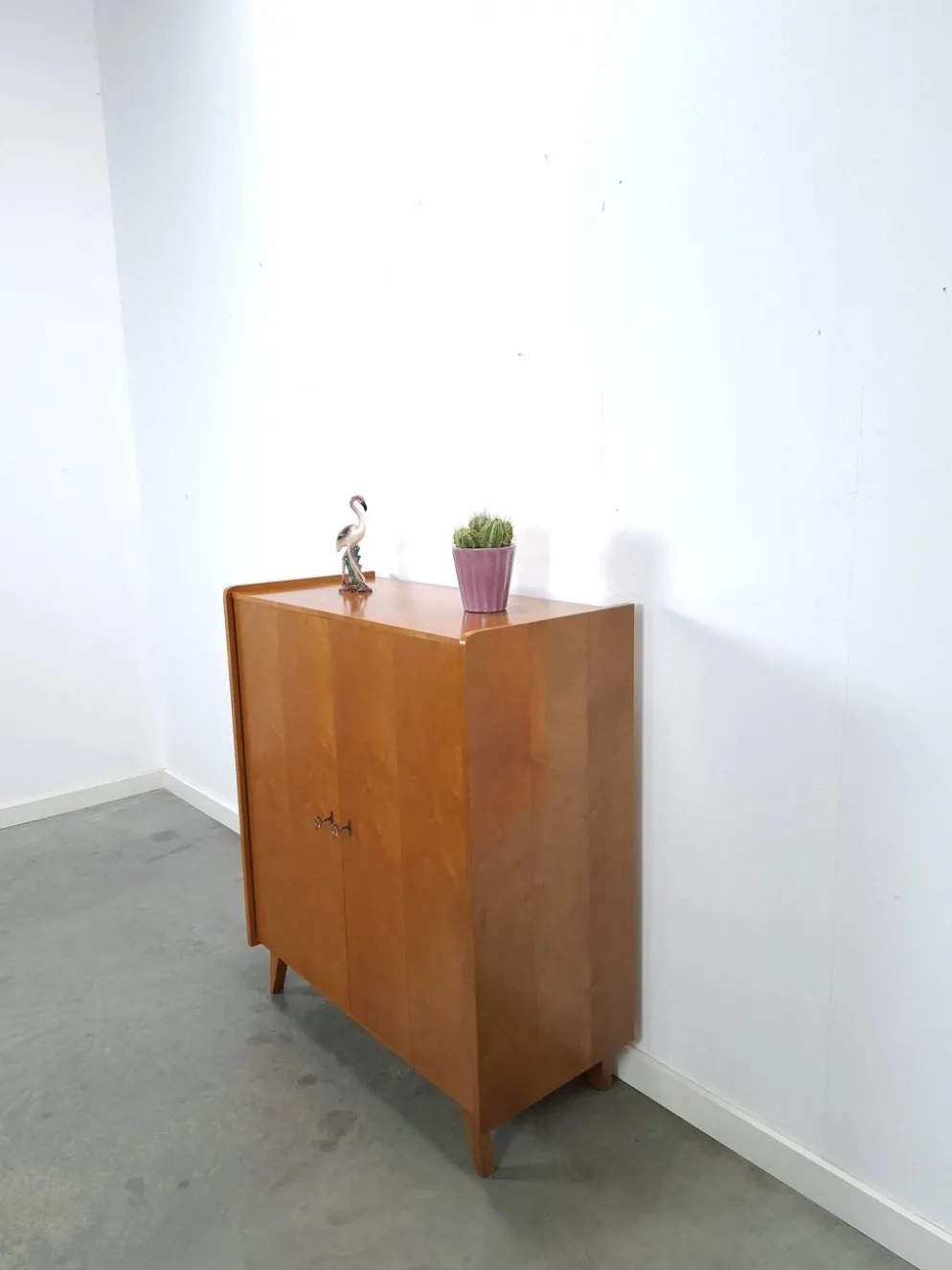 Armoire avec étagères et tiroirs, meuble de rangement