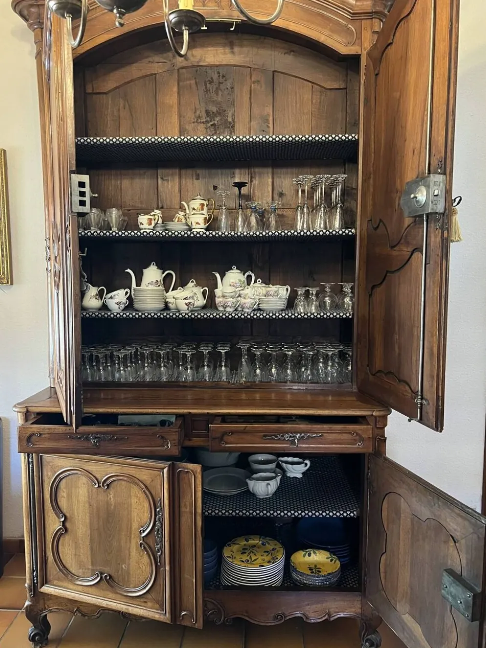 Armoire (Bahut) deux corps Louis XV en noyer 18e siècle