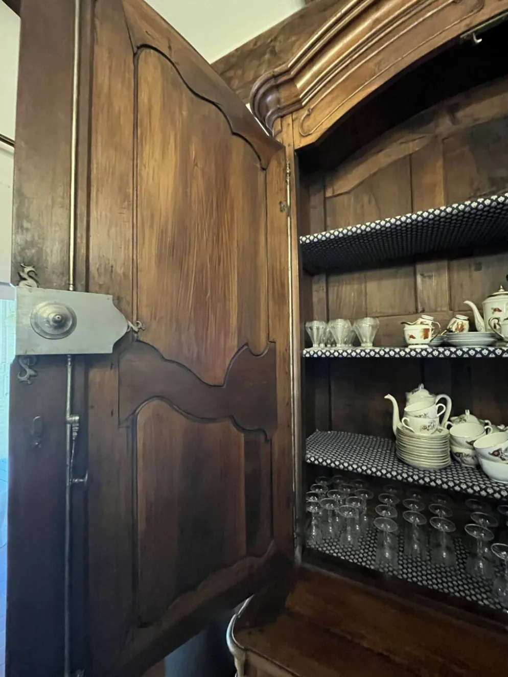 Armoire (Bahut) deux corps Louis XV en noyer 18e siècle