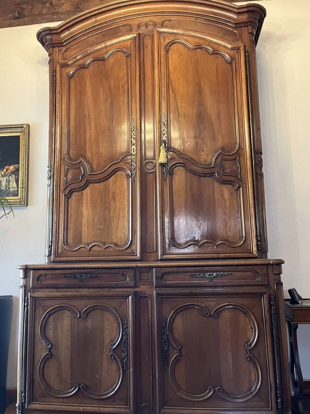 Armoire (Bahut) deux corps Louis XV en noyer 18e siècle