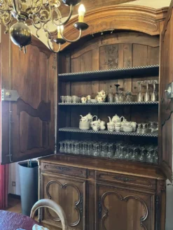 Armoire (Bahut) deux corps Louis XV en noyer 18e siècle