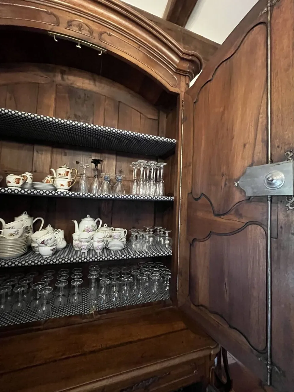 Armoire (Bahut) deux corps Louis XV en noyer 18e siècle