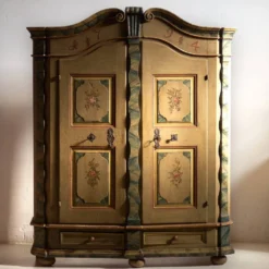 Armoire baroque ancienne peinte en pin – Empire Austro-hongrois, Année 1794