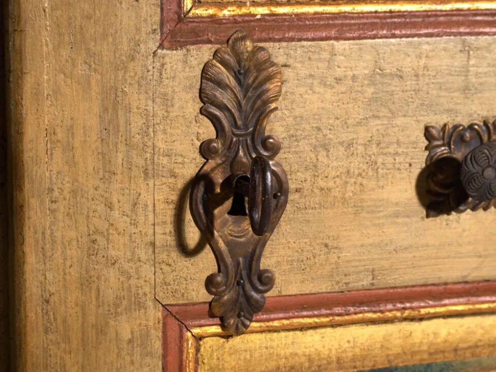 Armoire baroque ancienne peinte en pin – Empire Austro-hongrois, Année 1794