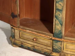Armoire baroque ancienne peinte en pin – Empire Austro-hongrois, Année 1794