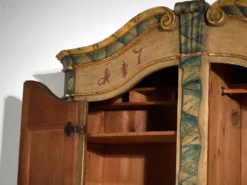 Armoire baroque ancienne peinte en pin – Empire Austro-hongrois, Année 1794