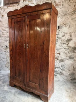 Armoire bonnetière ancienne en pin français – garde-robe rustique de campagne – vers 1900–1920