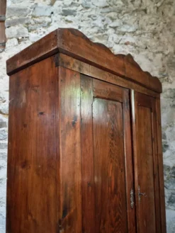 Armoire bonnetière ancienne en pin français – garde-robe rustique de campagne – vers 1900–1920