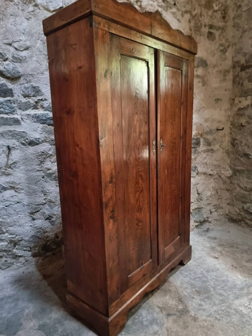 Armoire bonnetière ancienne en pin français – garde-robe rustique de campagne – vers 1900–1920