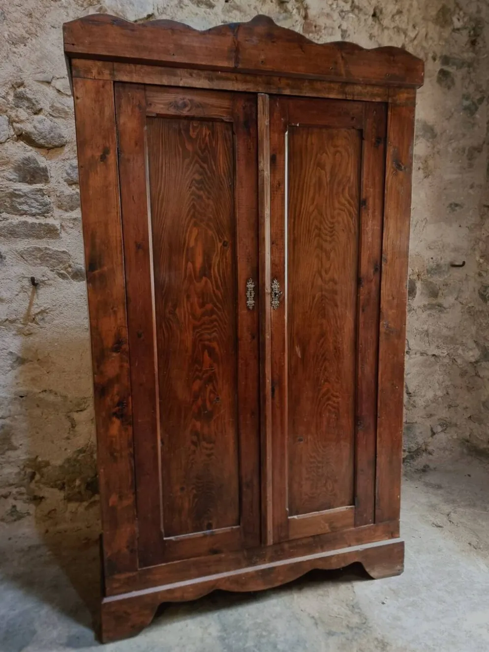 Armoire bonnetière ancienne en pin français – garde-robe rustique de campagne – vers 1900–1920