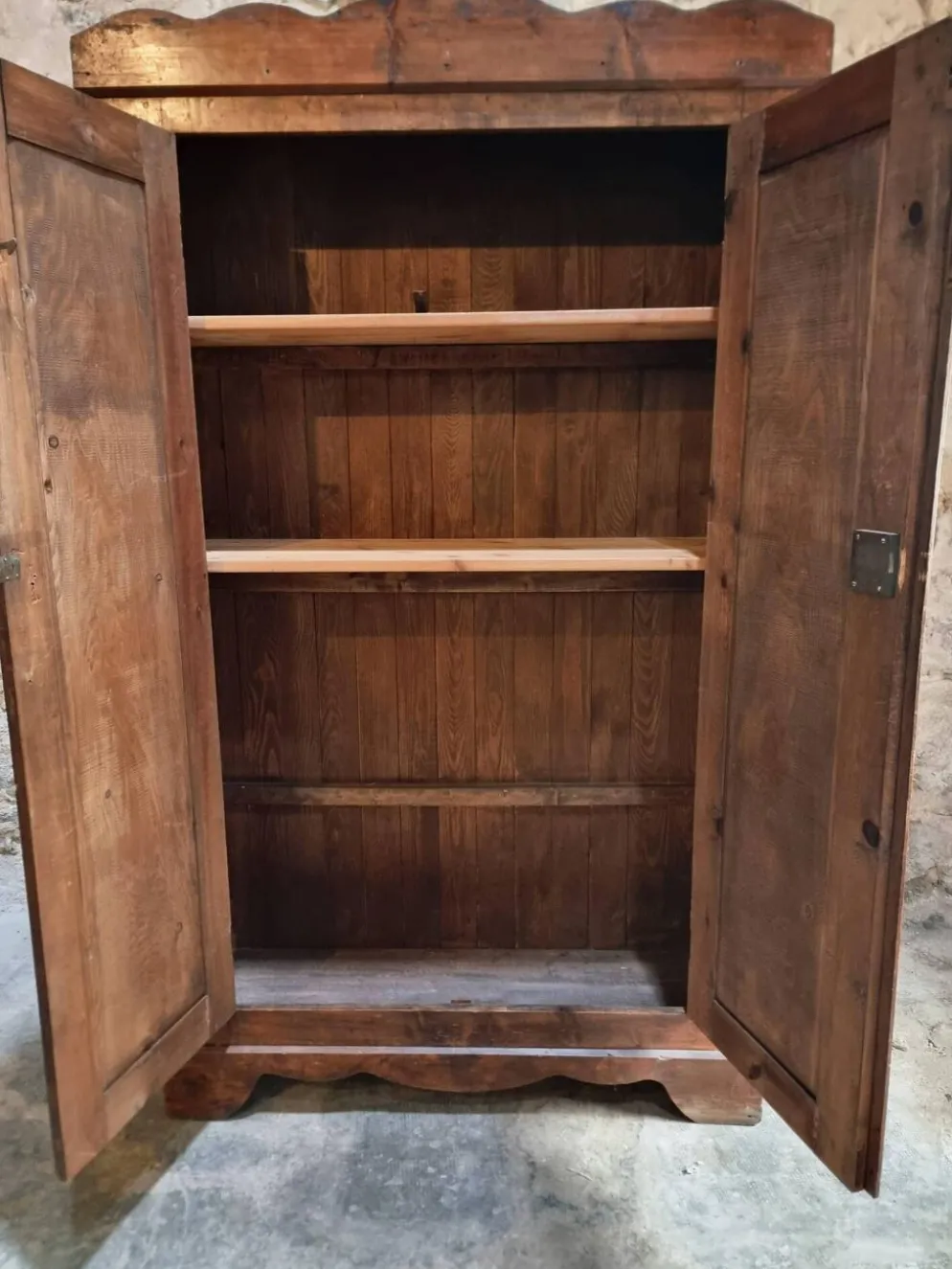 Armoire bonnetière ancienne en pin français – garde-robe rustique de campagne – vers 1900–1920