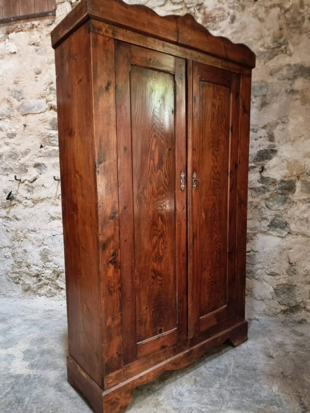 Armoire bonnetière ancienne en pin français – garde-robe rustique de campagne – vers 1900–1920