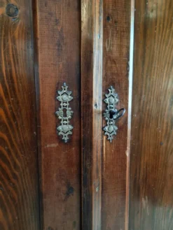 Armoire bonnetière ancienne en pin français – garde-robe rustique de campagne – vers 1900–1920