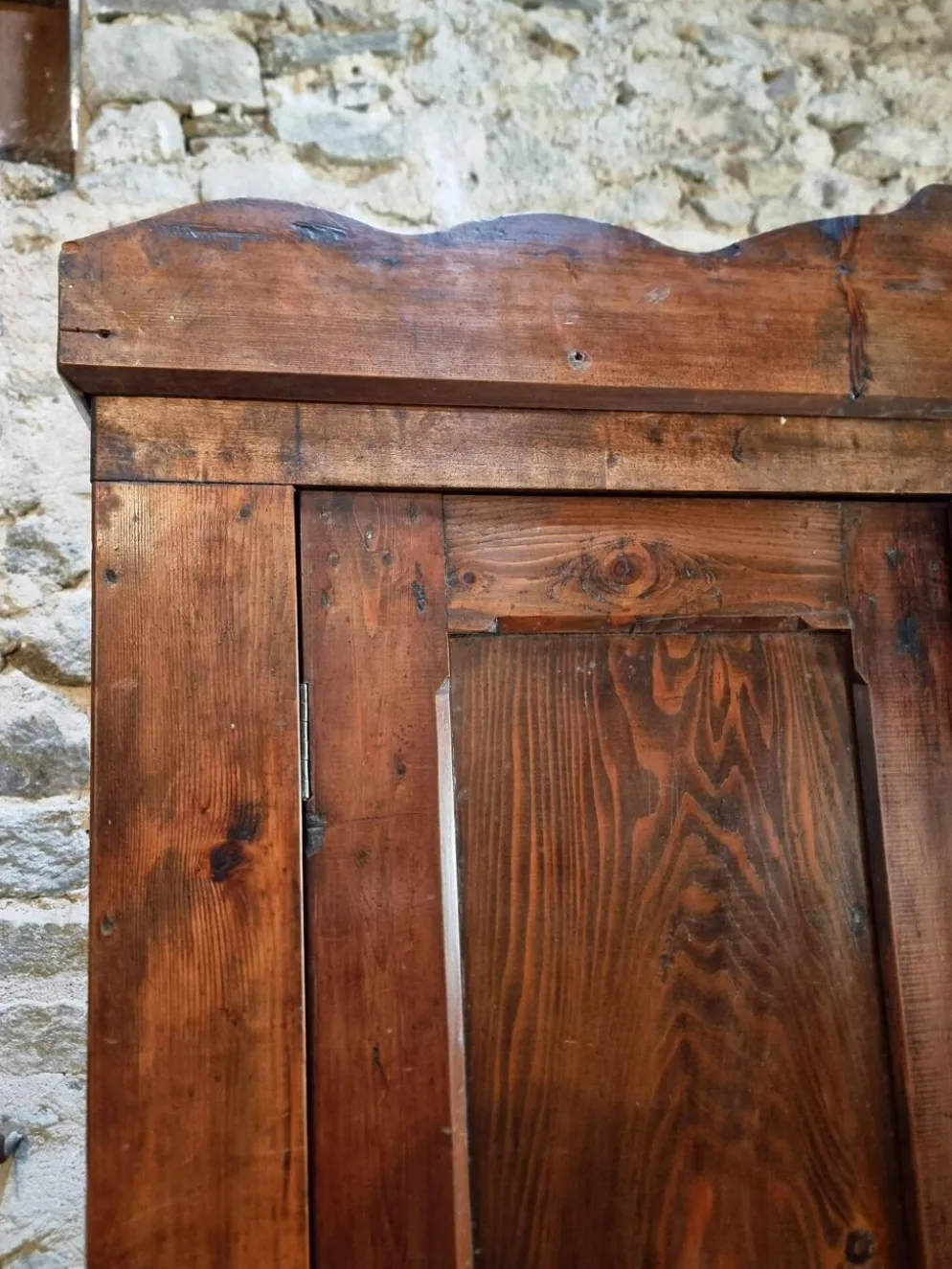 Armoire bonnetière ancienne en pin français – garde-robe rustique de campagne – vers 1900–1920