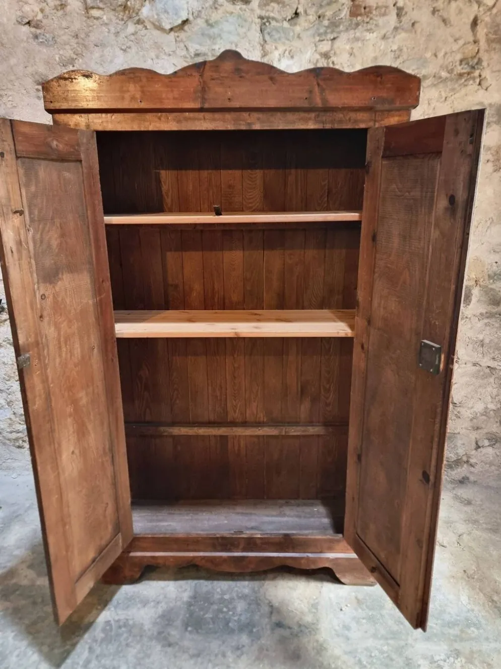 Armoire bonnetière ancienne en pin français – garde-robe rustique de campagne – vers 1900–1920
