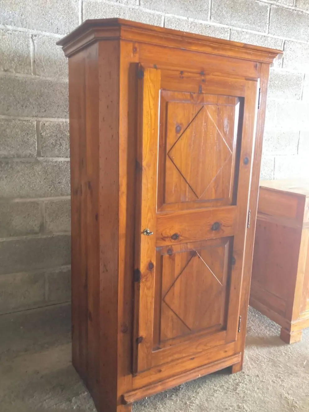 Armoire / Bonnetière en bois massif