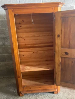 Armoire / Bonnetière en bois massif