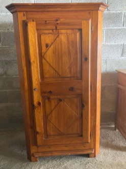 Armoire / Bonnetière en bois massif