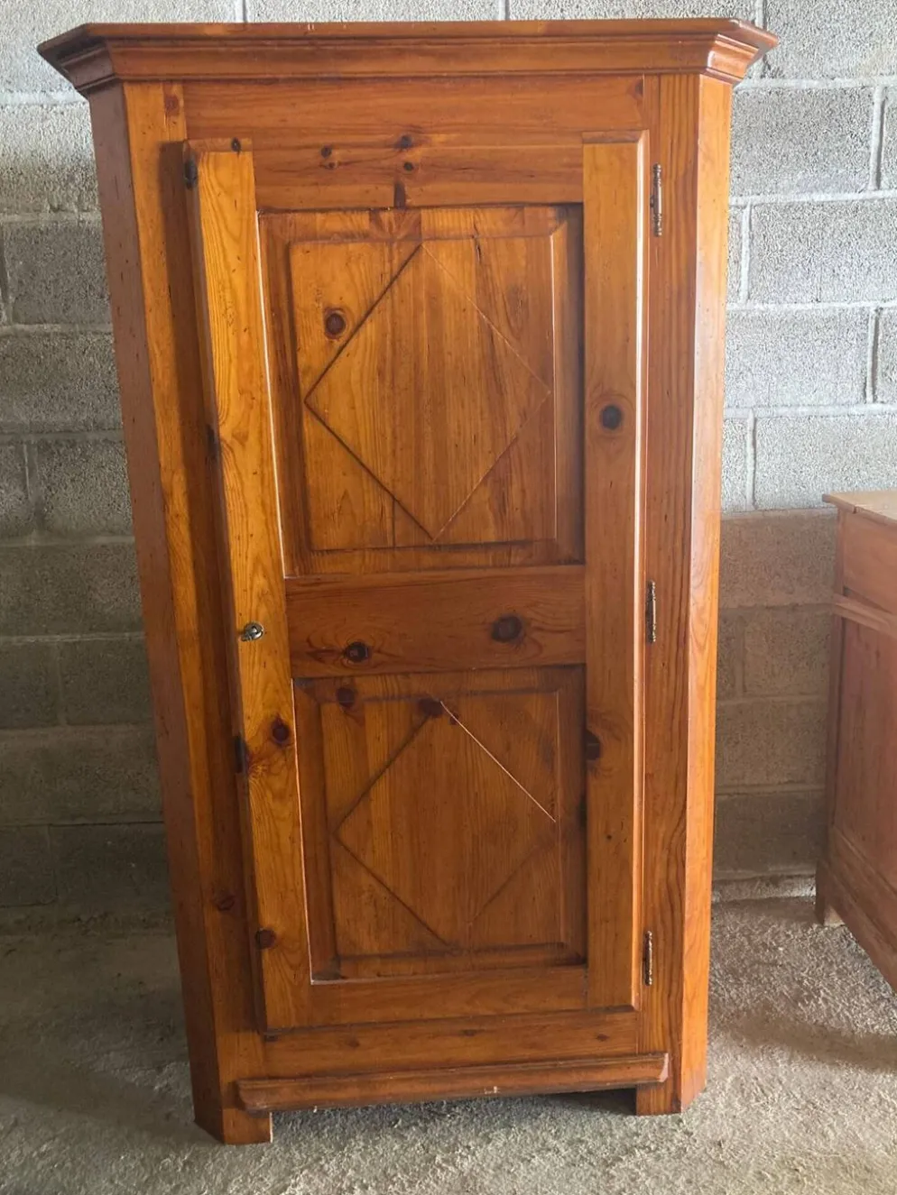 Armoire / Bonnetière en bois massif