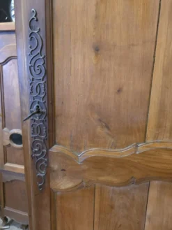 Armoire Bonnetière en noyer 18 eme