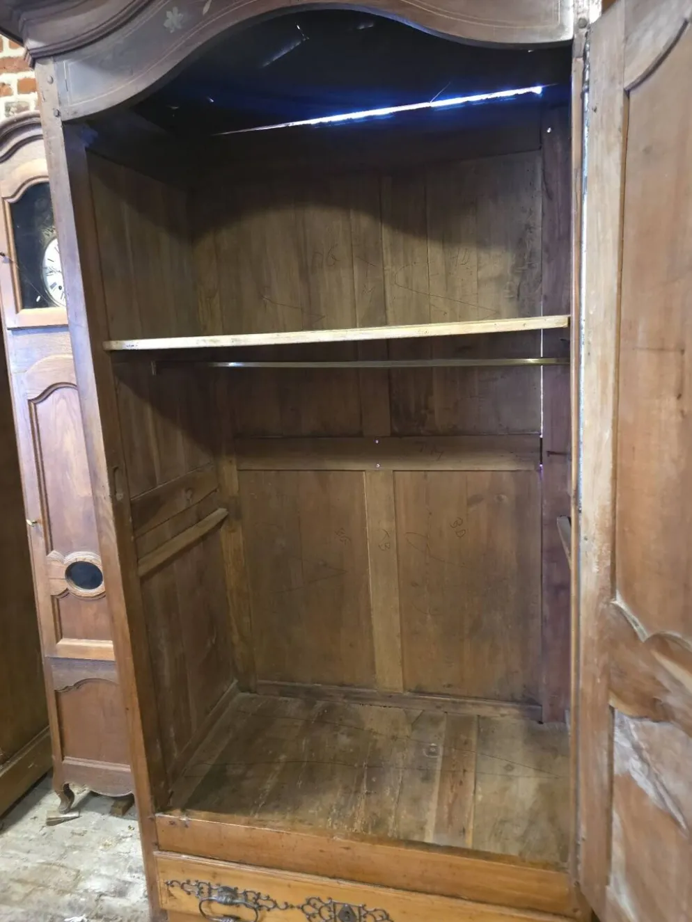 Armoire Bonnetière en noyer 18 eme