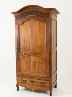 Armoire Bonnetière en noyer 18 eme