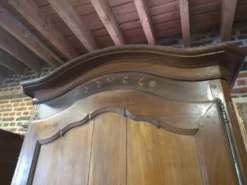 Armoire Bonnetière en noyer 18 eme